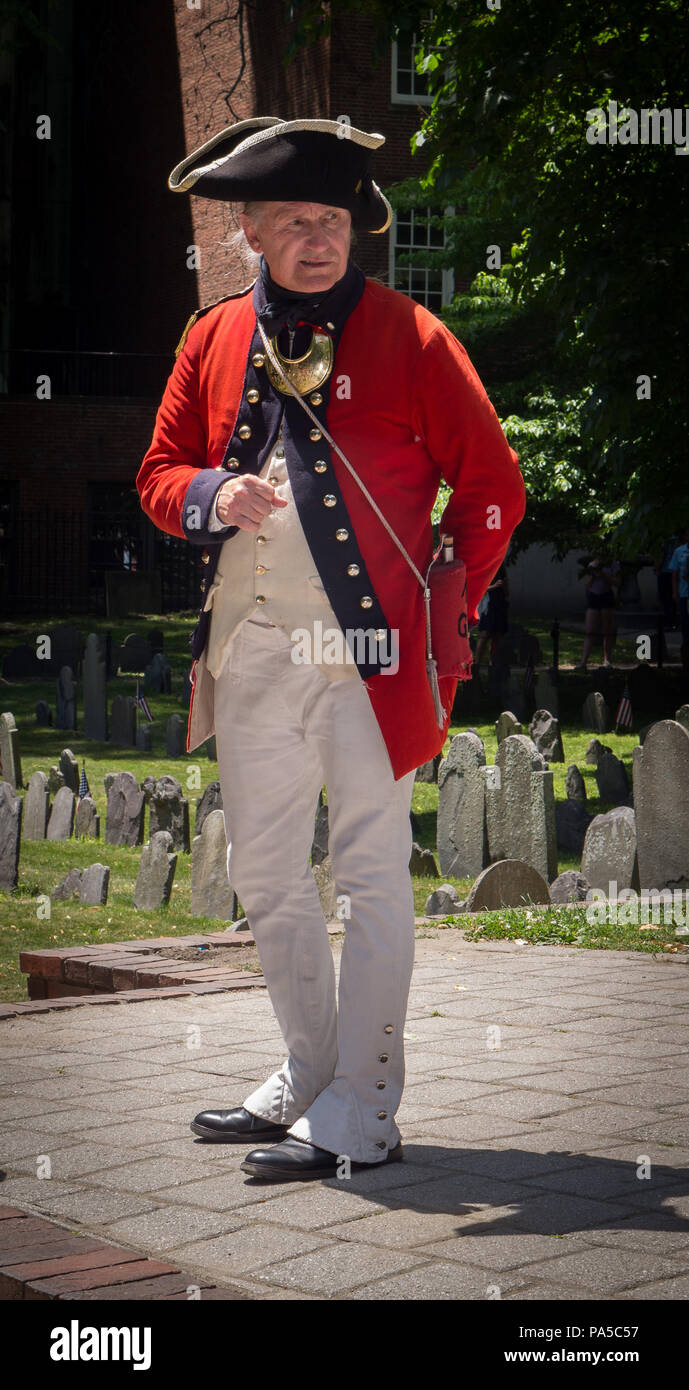 Tour guida vestita in rosso cappotto British guerra rivoluzionaria di lingua uniforme per i turisti presso il granaio Sepoltura sul sentiero della libertà in Boston, MA Foto Stock