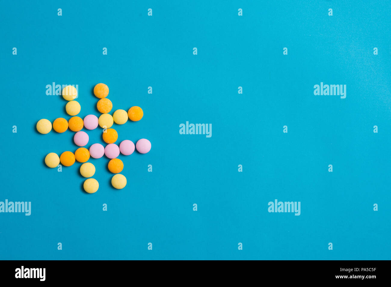 Hash simbolo tag realizzato da caramelle isolato su sfondo blu con copia spazio per il testo. Foto Stock