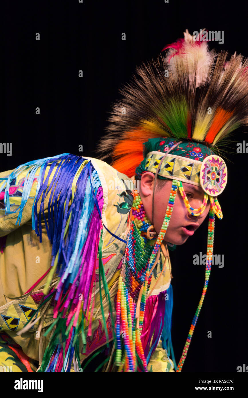 Native American danzatori provenienti da tribù della costa nordoccidentale eseguendo danze tradizionali in molto colorato abito autentico. Foto Stock