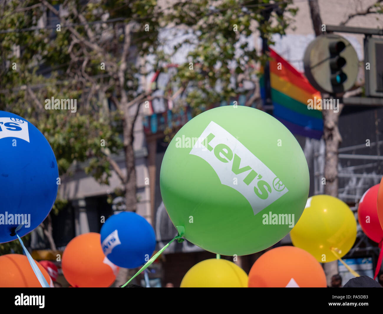 Levi s palloncini battenti all'aperto presso un LGBT Pride festival Foto Stock