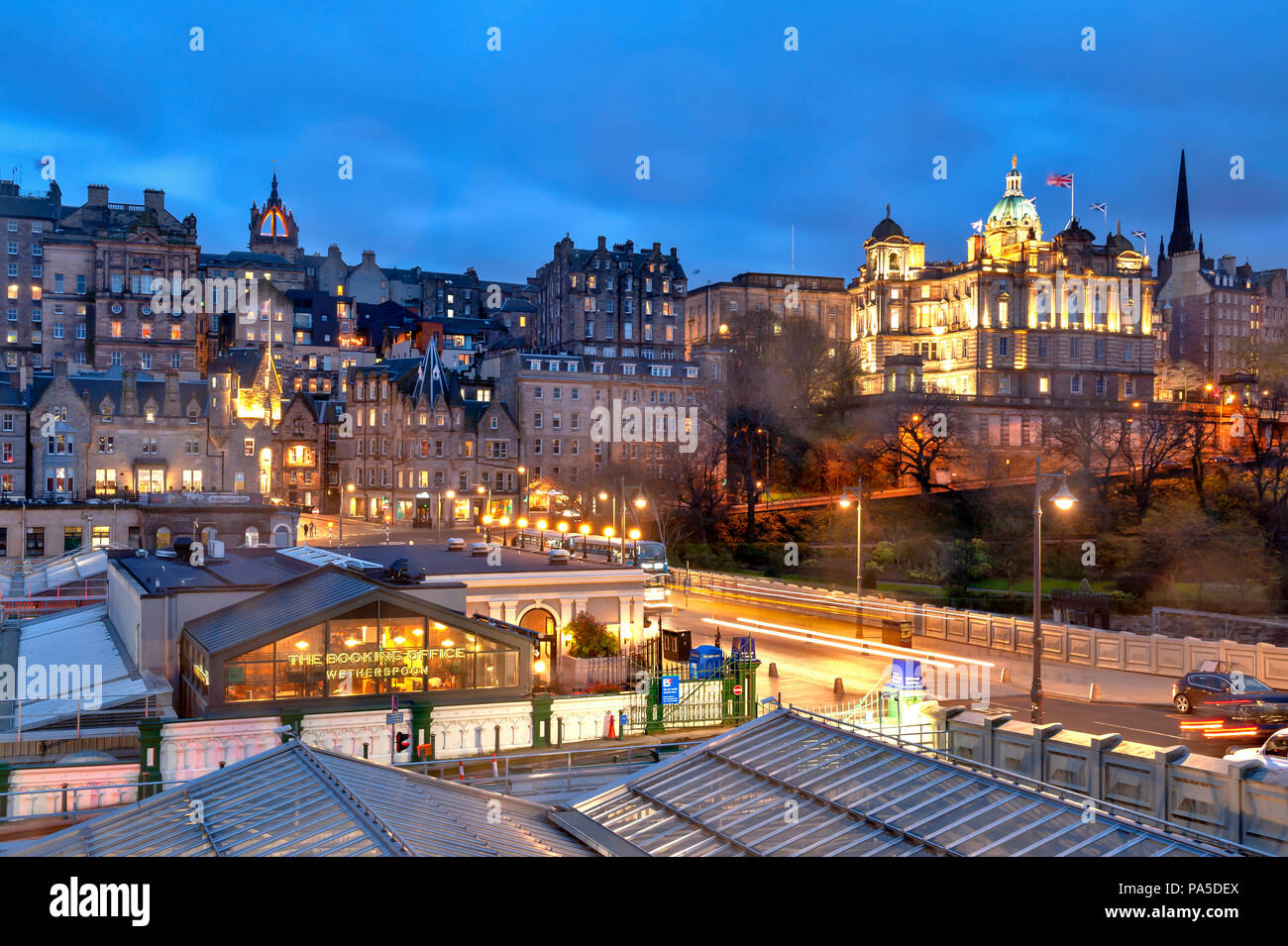 Paesaggio urbano nel centro storico della città di Edimburgo essendo accesa fino a notte nel centro di Edimburgo, Scozia, Regno Unito Foto Stock