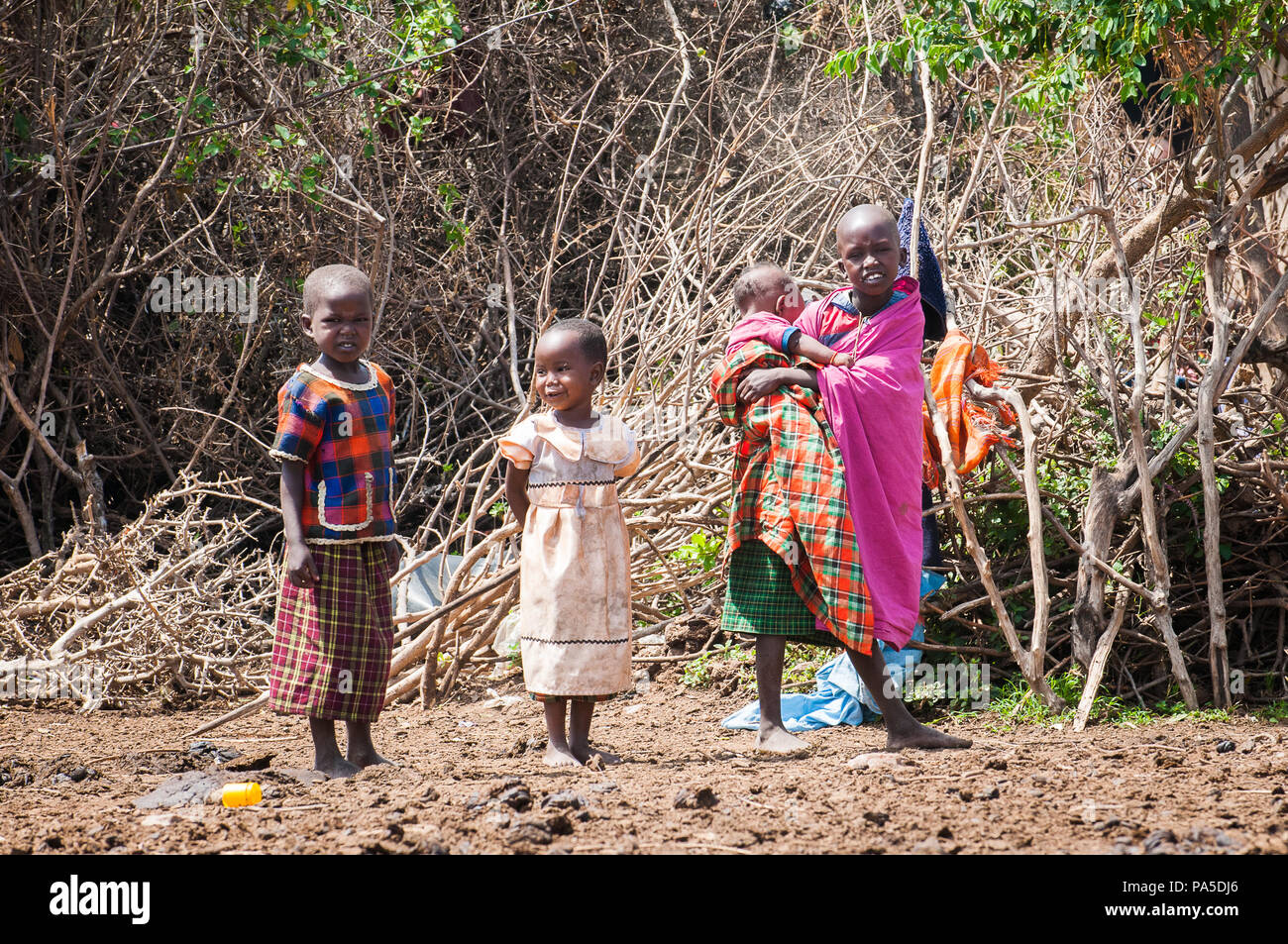 AMBOSELI, KENYA - 10 ottobre 2009: Unidentified Massai donna e bambini indossare tribali vestiti tipici in Kenya, Ott 10, 2009. Massai le persone sono un Foto Stock