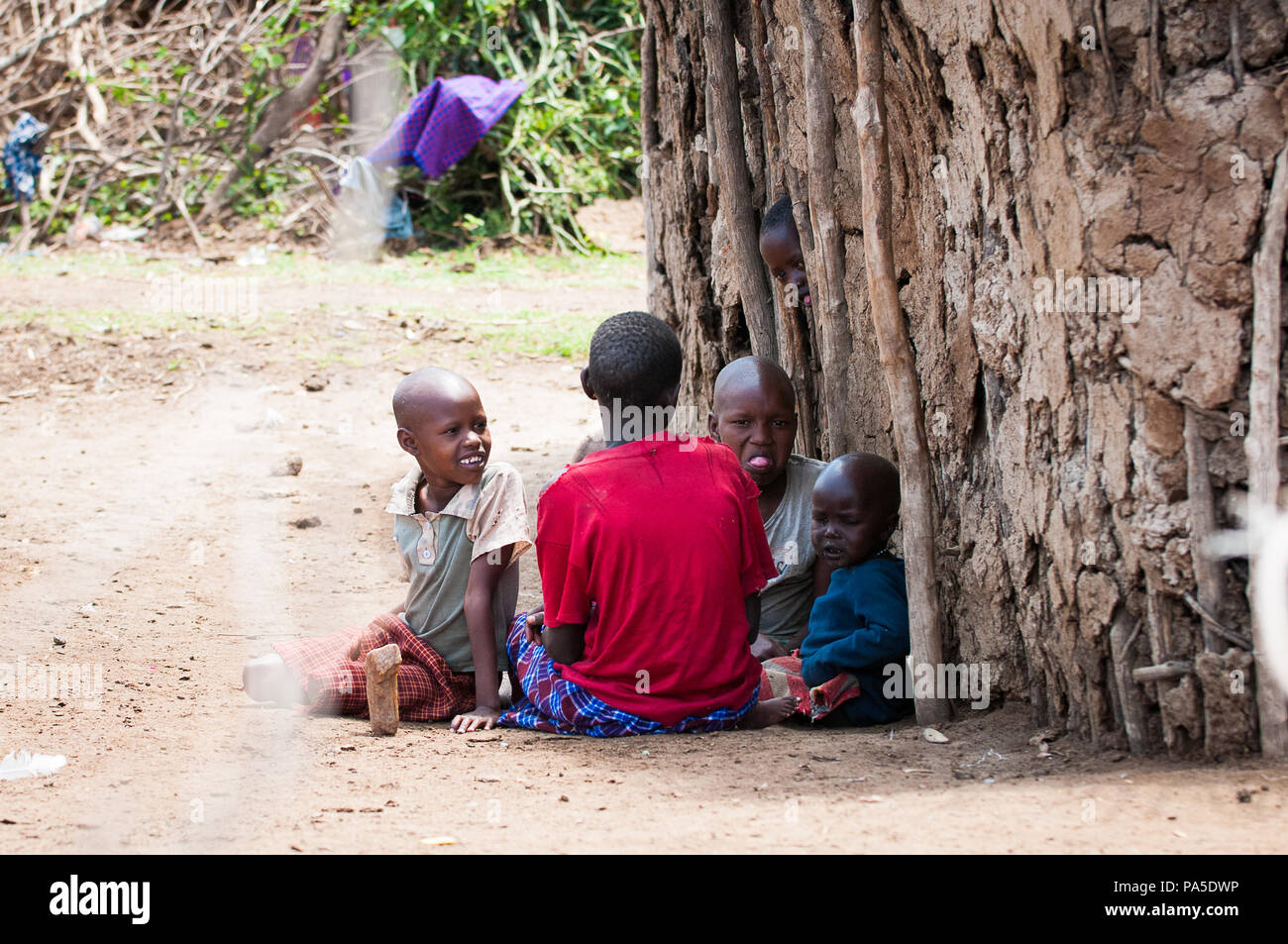 AMBOSELI, KENYA - 10 ottobre 2009: Unidentified Massai i bambini a giocare all'albero in Kenya, Ott 10, 2009. Massai le persone sono un nilotica gruppo etnico Foto Stock