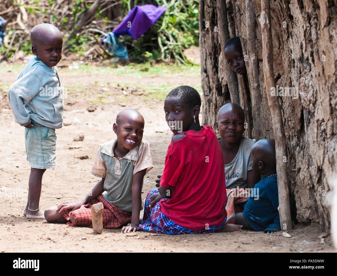 AMBOSELI, KENYA - 10 ottobre 2009: Unidentified Massai i bambini a giocare all'albero in Kenya, Ott 10, 2009. Massai le persone sono un nilotica gruppo etnico Foto Stock