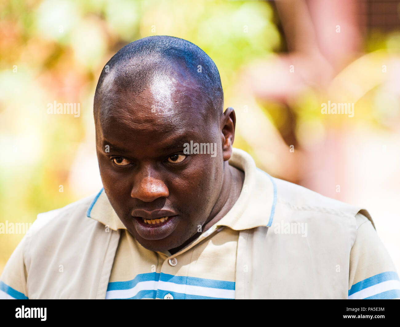 AMBOSELI, KENYA - 10 ottobre 2009: Ritratto di un non ben identificato Massai angry man in Kenya, Ott 10, 2009. Massai le persone sono un nilotica gruppo etnico Foto Stock