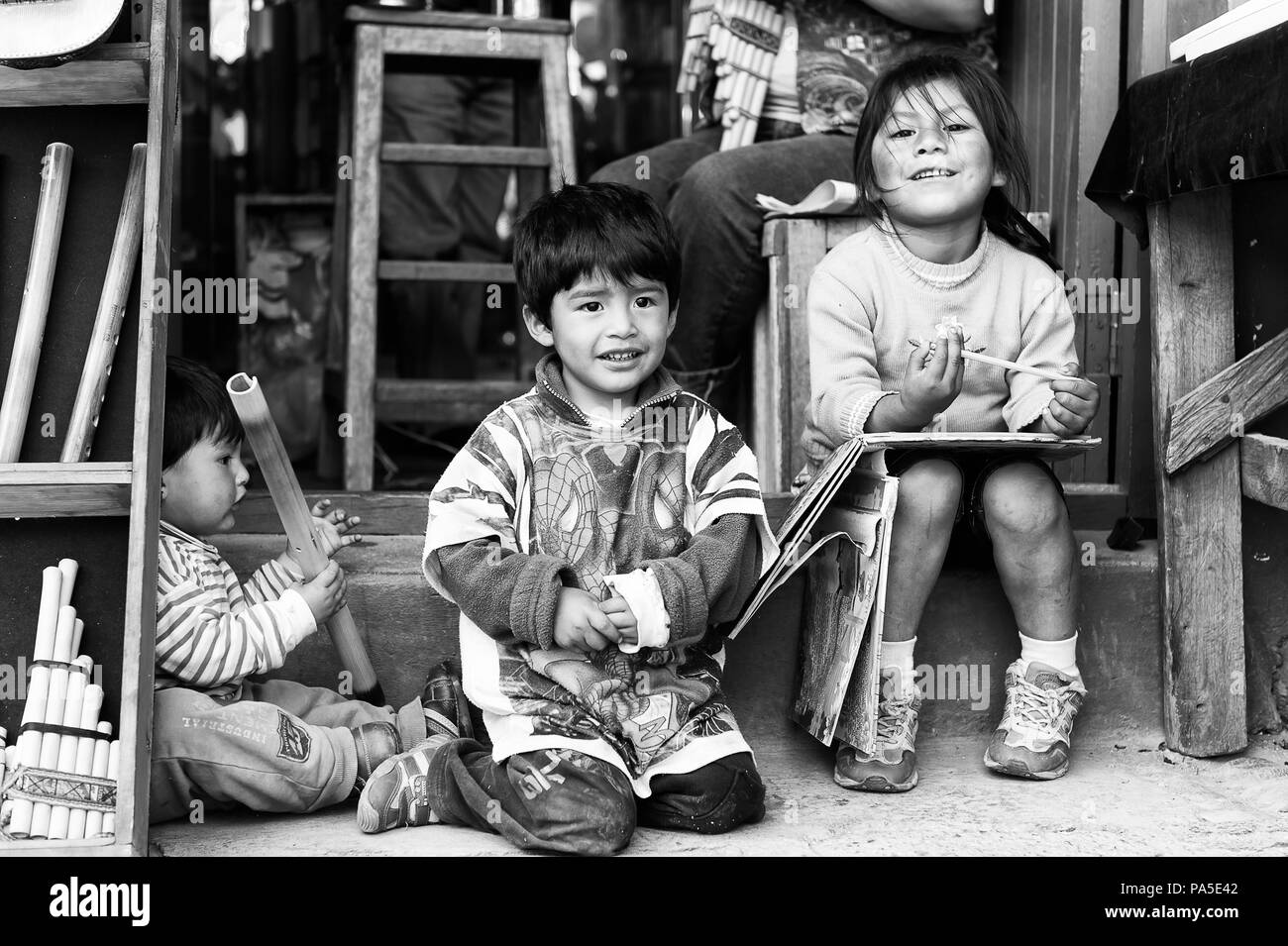 Perù - 3 Novembre 2010: Tre undentified giocare i bambini nel loro padre shop in Perù il Nov 3, 2010. Oltre il 50 per cento delle persone in Perù vivono al di sotto della Foto Stock