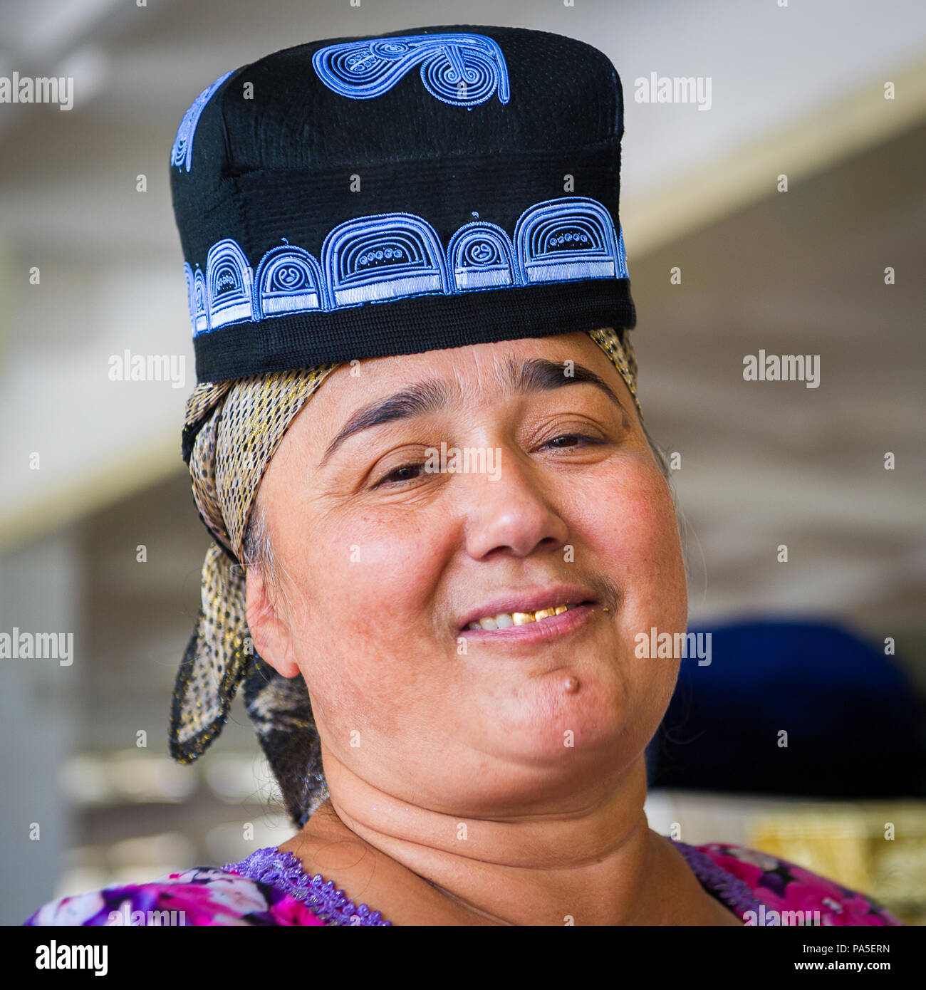 Samarcanda, UZBEKISTAN - Giugno 10, 2011: Non identificato womanin uzbeko  un cappello in Uzbekistan, giu 10, 2011. 93% Uzbeki di persone ritengono  che la vita in cou Foto stock - Alamy