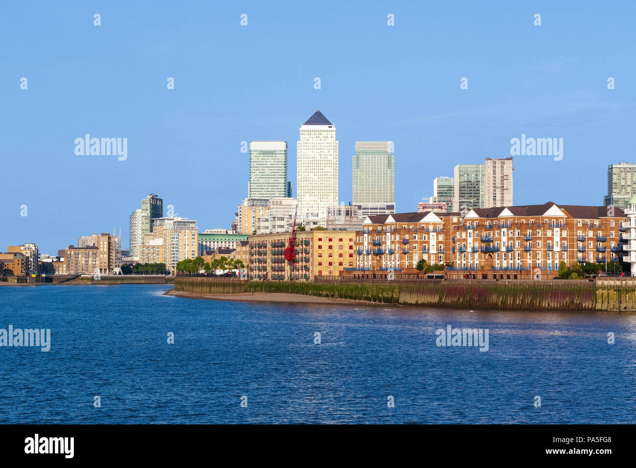 Paesaggio di Canary Wharf a Londra su un limpido giorno soleggiato Foto Stock