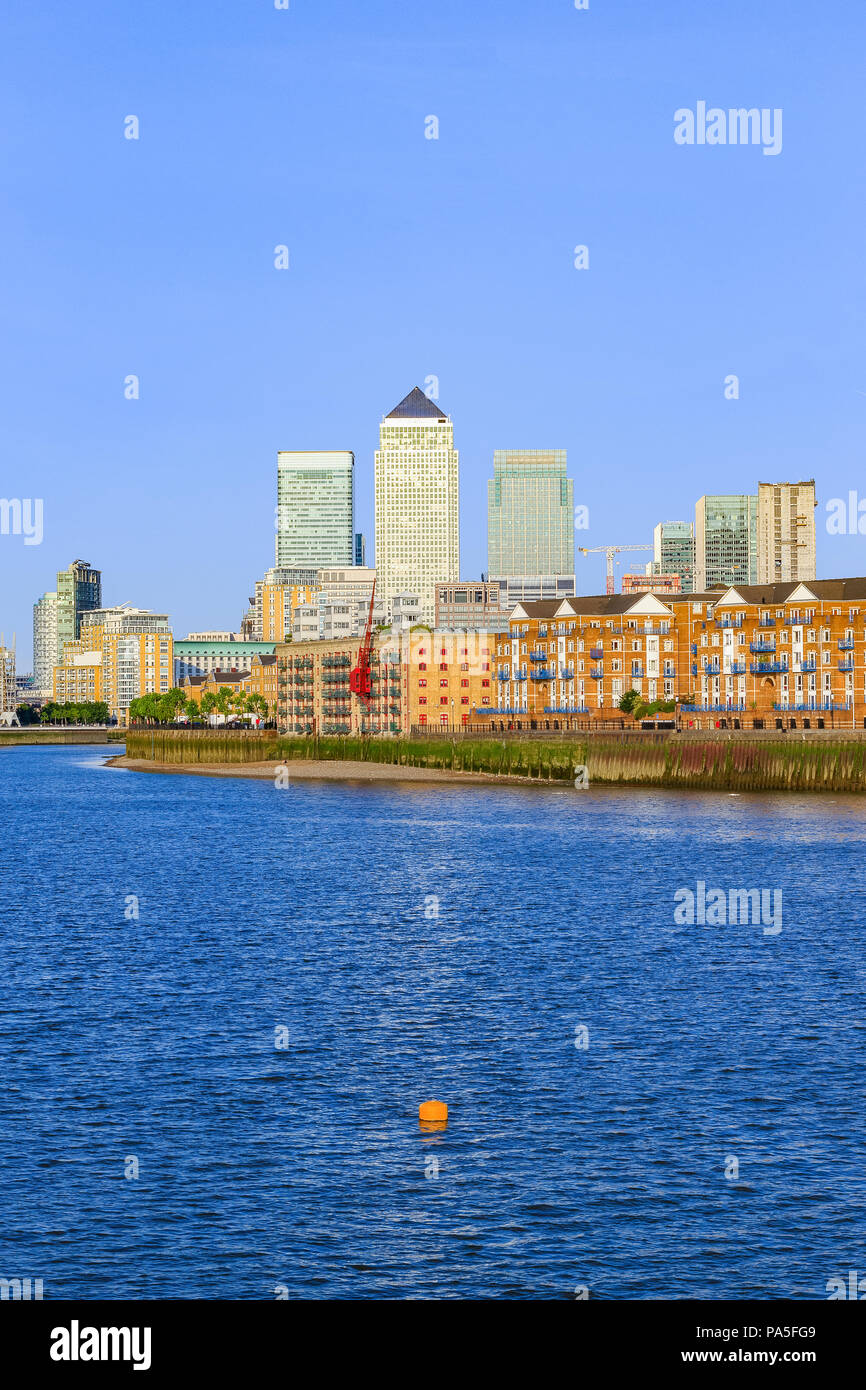 Paesaggio di Canary Wharf a Londra su un limpido giorno soleggiato Foto Stock