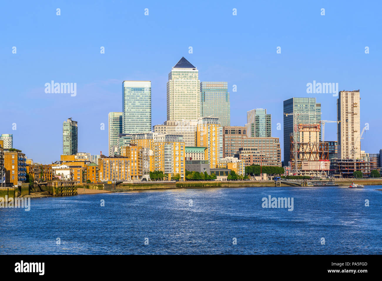 Paesaggio di Canary Wharf a Londra su un limpido giorno soleggiato Foto Stock