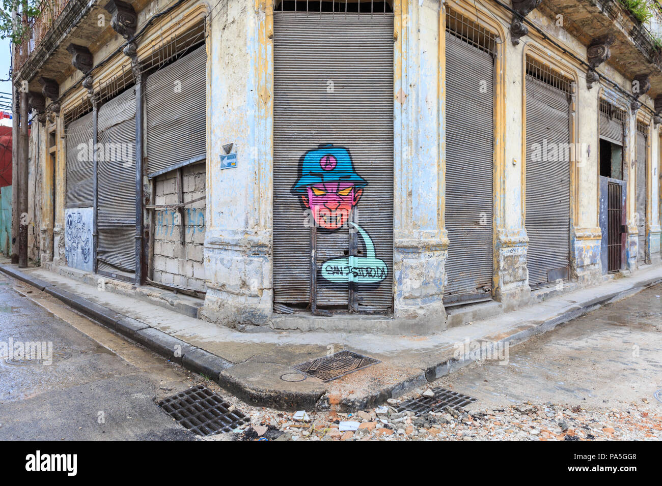 Angolo di strada con fatiscente edificio storico nella Habana Vieja, Città Vecchia Havana, Cuba Foto Stock
