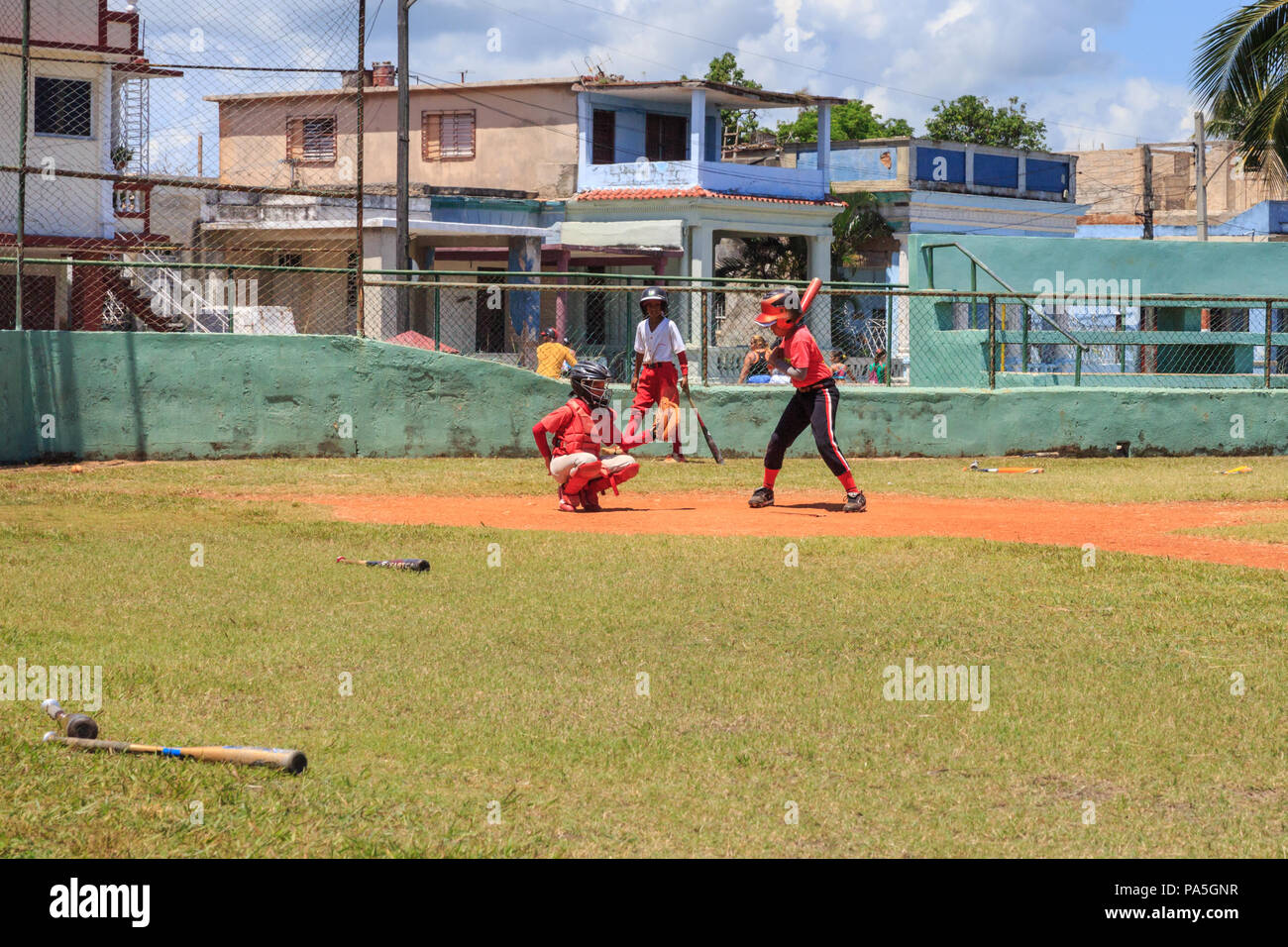 Bambini e ragazzi giocare in un gioco di baseball per la selezione della squadra di baseball di Mantanzas massa, Cuba Foto Stock