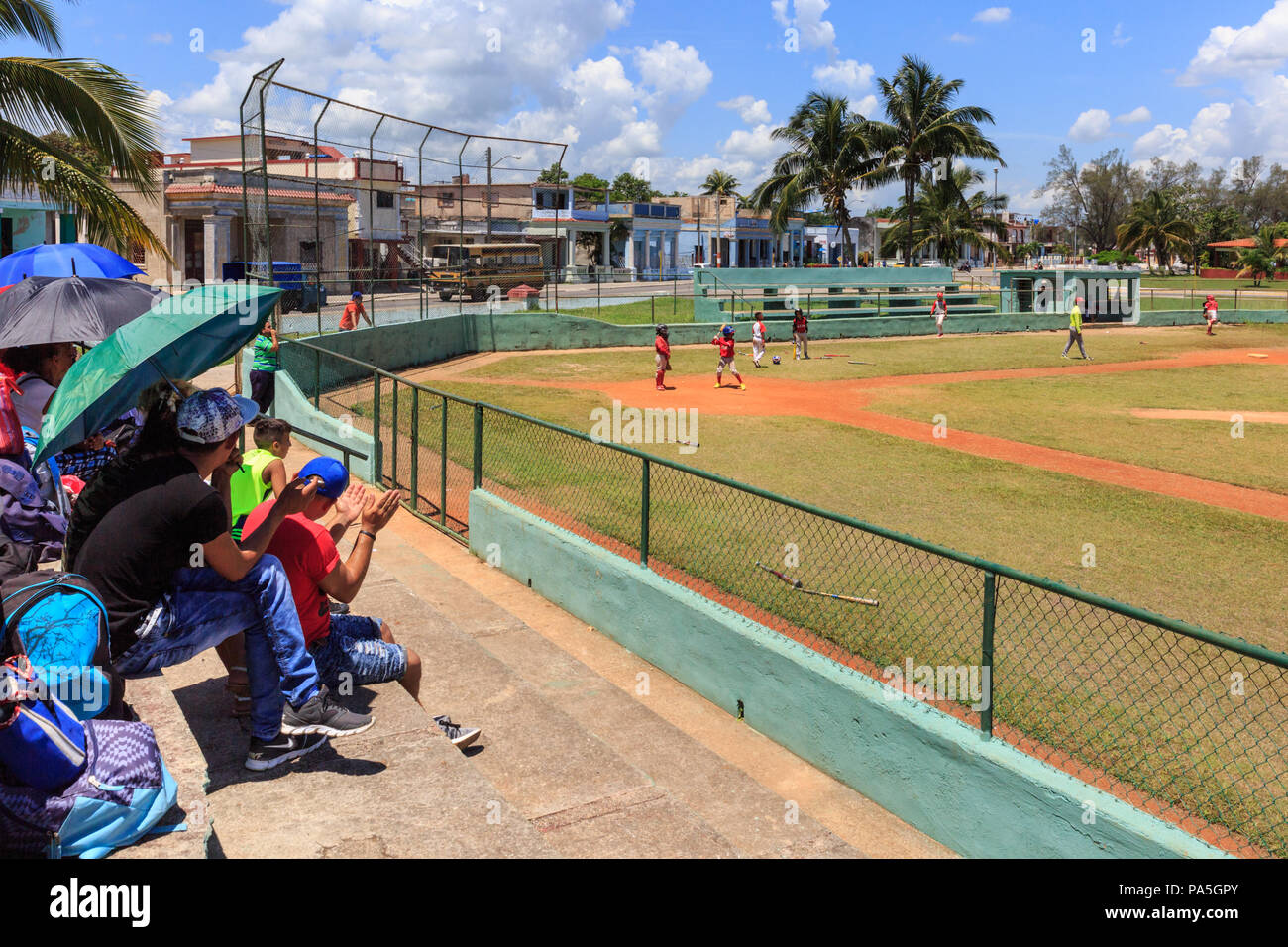 Bambini e ragazzi giocare in un gioco di baseball per la selezione della squadra di baseball di Mantanzas massa, Cuba Foto Stock