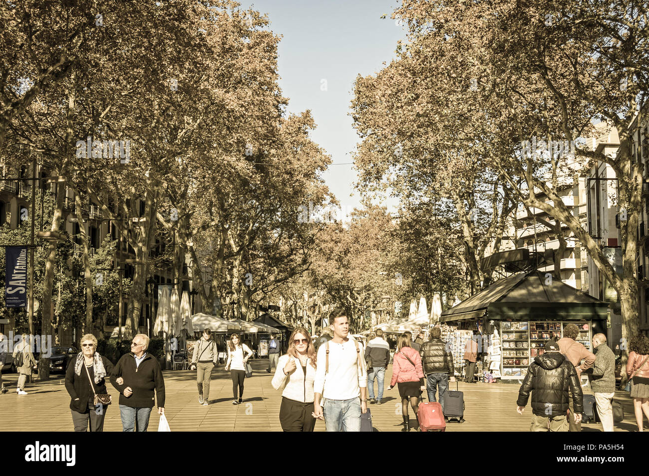 Le famose Ramblas con pochi turisti il 15 novembre 2016. La Ramblas è la più famosa città di Barcelona, Spagna. vintage e yesterye Foto Stock