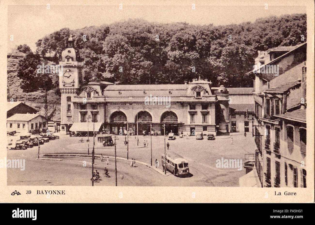 . Français : Carte postale ancienne éditée par CAP, n°39 : BAYONNE - La Gare . Anni Cinquanta 277 il cappuccio 39 - Bayonne - La Gare Foto Stock