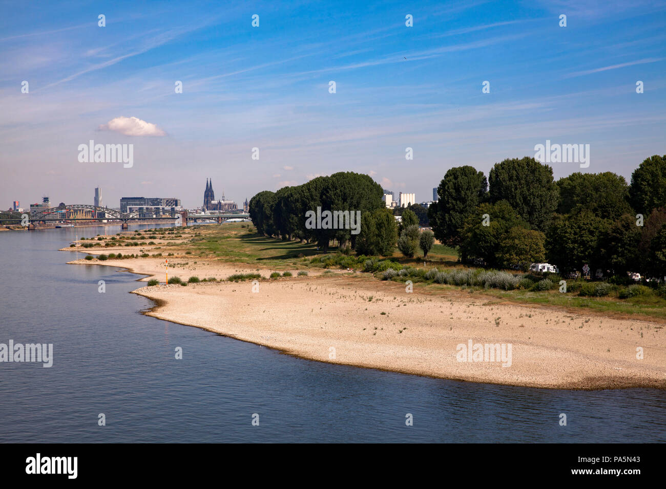 Basso livello del fiume Reno, luglio 18, 2018, riva del Reno in Cologne-Poll, vista del porto di Rheinau e la cattedrale di Colonia, Germania. Foto Stock