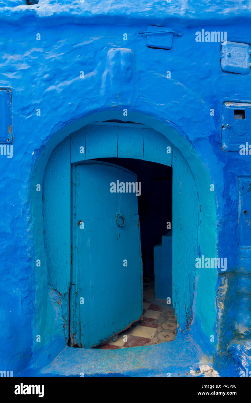 Blu porta anteriore, casa di facciata, dipinte di blu casa medina di Chefchaouen, Chaouen, Tanger-Tétouan, il Regno del Marocco Foto Stock