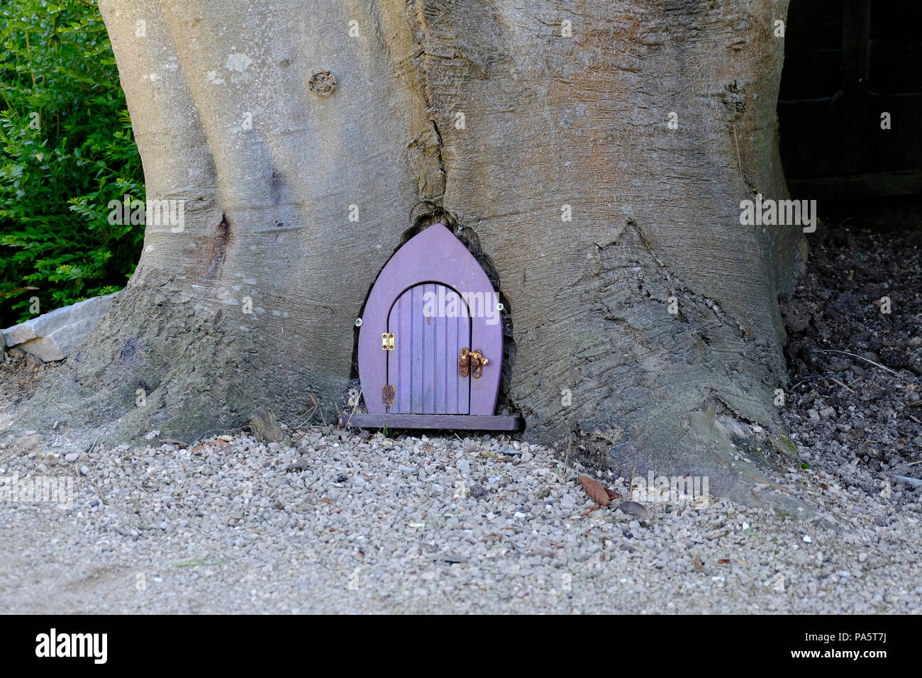 Tiny Faerie porta alla base della struttura ad albero Foto Stock