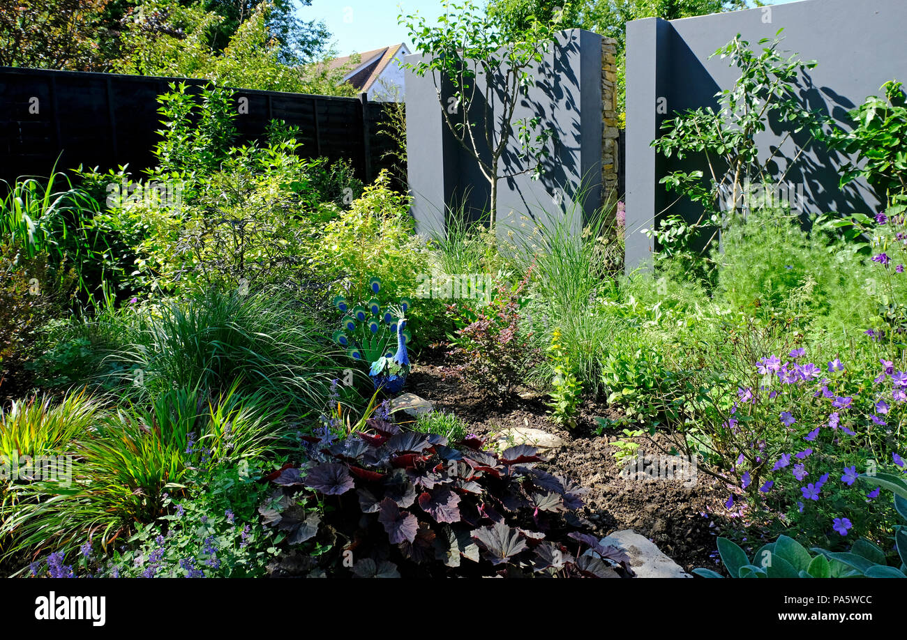 Grande frontiera erbacee in un giardino inglese Foto Stock