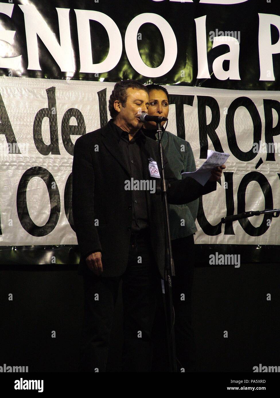 Manifestazione contro la guerra in Iraq (intervento di María Barranco e Juan Diego Ruiz), 2004, fotografia, Madrid (Spagna). Foto Stock