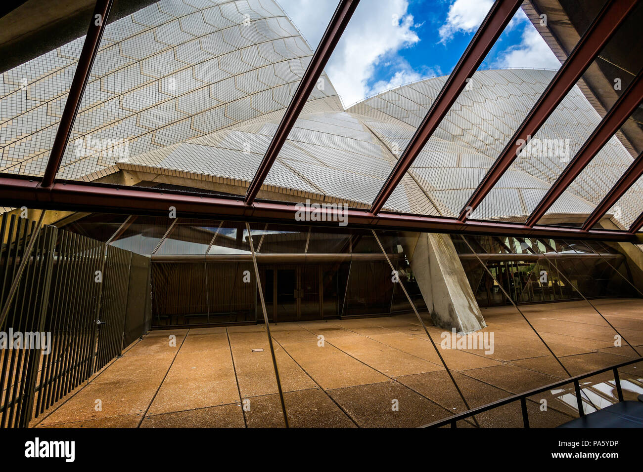 Vista dall'interno della Sydney Opera House di vele prese a Sydney, NSW, Australia il 3 gennaio 2018 Foto Stock