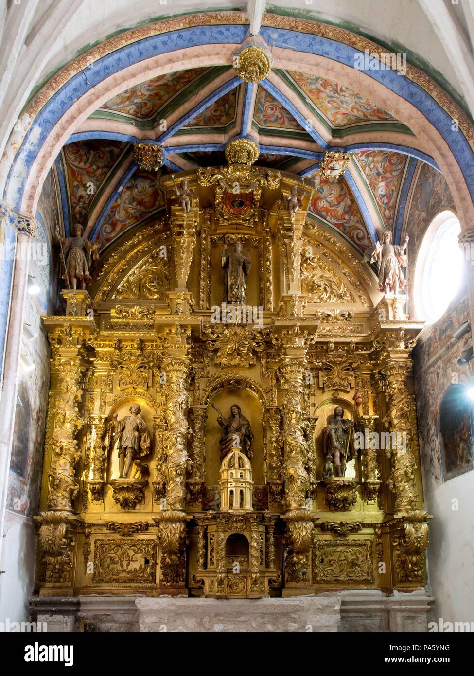 Pala principale dell'Ospedale di La Maddalena de Cuellar, XVII e il XVIII secolo, Segovia, Castilla y León, Spagna. Foto Stock