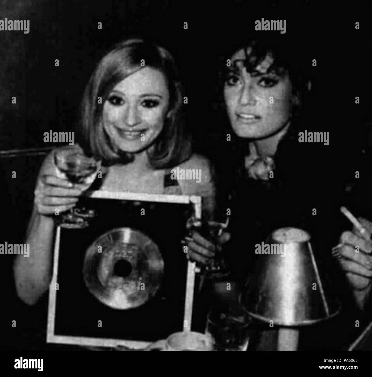 212 Raffaela Carrà e Marisa Mell, 1972 Foto Stock