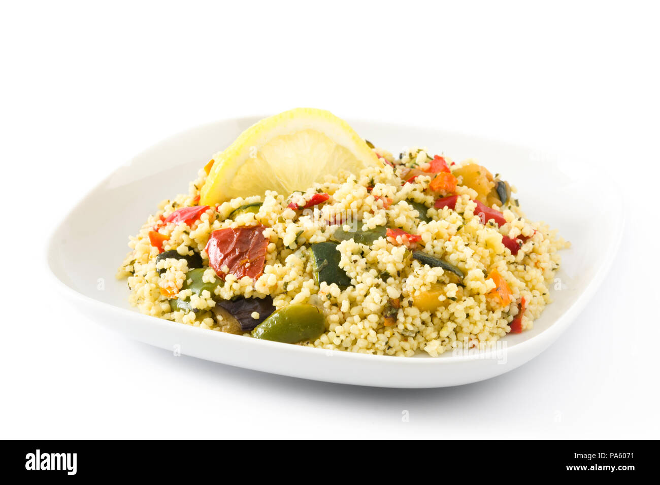 Il cous cous con verdure isolati su sfondo bianco. Foto Stock