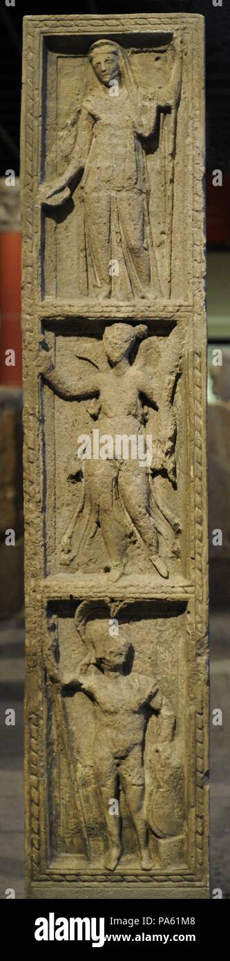 Frammento di un pilastro consacrata a Giove e altre divinità: Juno, Victoria e Marte, Minerva, Sun e la fortuna, Ceres Vulcan e Venere. 3. secolo. Che si trova a sud-ovest del Nuovo Mercato, Colonia, (Germania. Museo Roman-Germanic. Colonia. Germania. Foto Stock