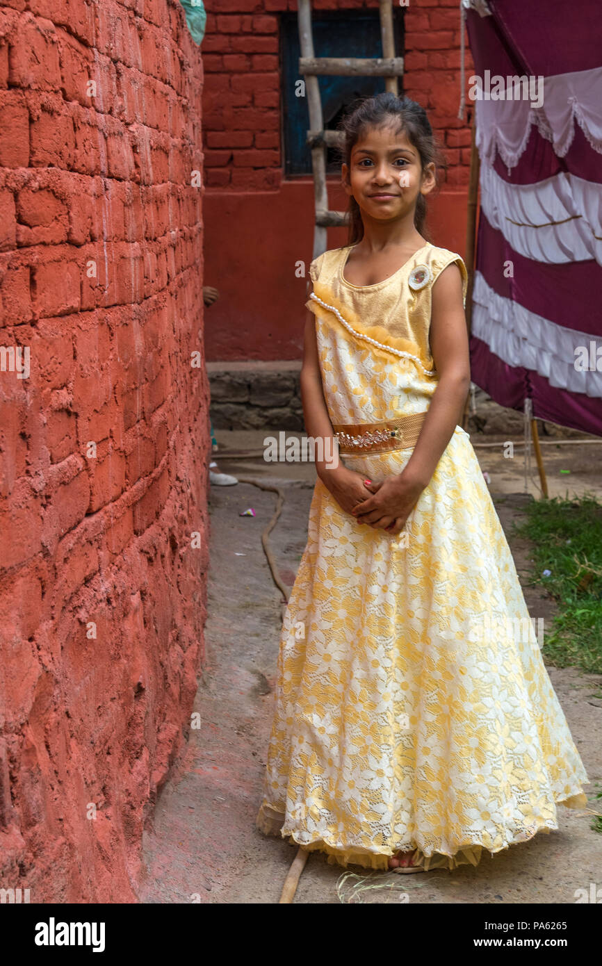 Un matrimonio tradizionale in un piccolo villaggio. Una bambina in abiti tradizionali fantasia come un matrimonio guest.India giugno 2018 Foto Stock