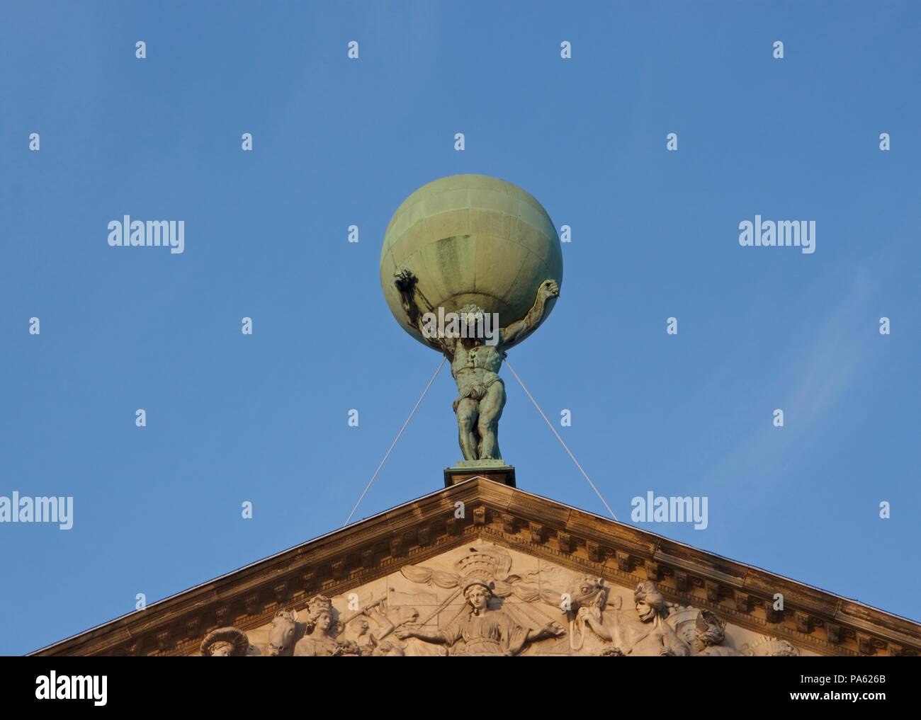 Statua di Atlante che regge il globo o il mondo sulle sue spalle, sulla sommità del Palazzo Reale di Amsterdam in Piazza Dam Foto Stock