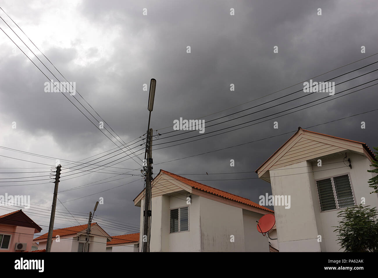 Il cielo era coperto da nuvole di pioggia scure sopra il villaggio. Foto Stock