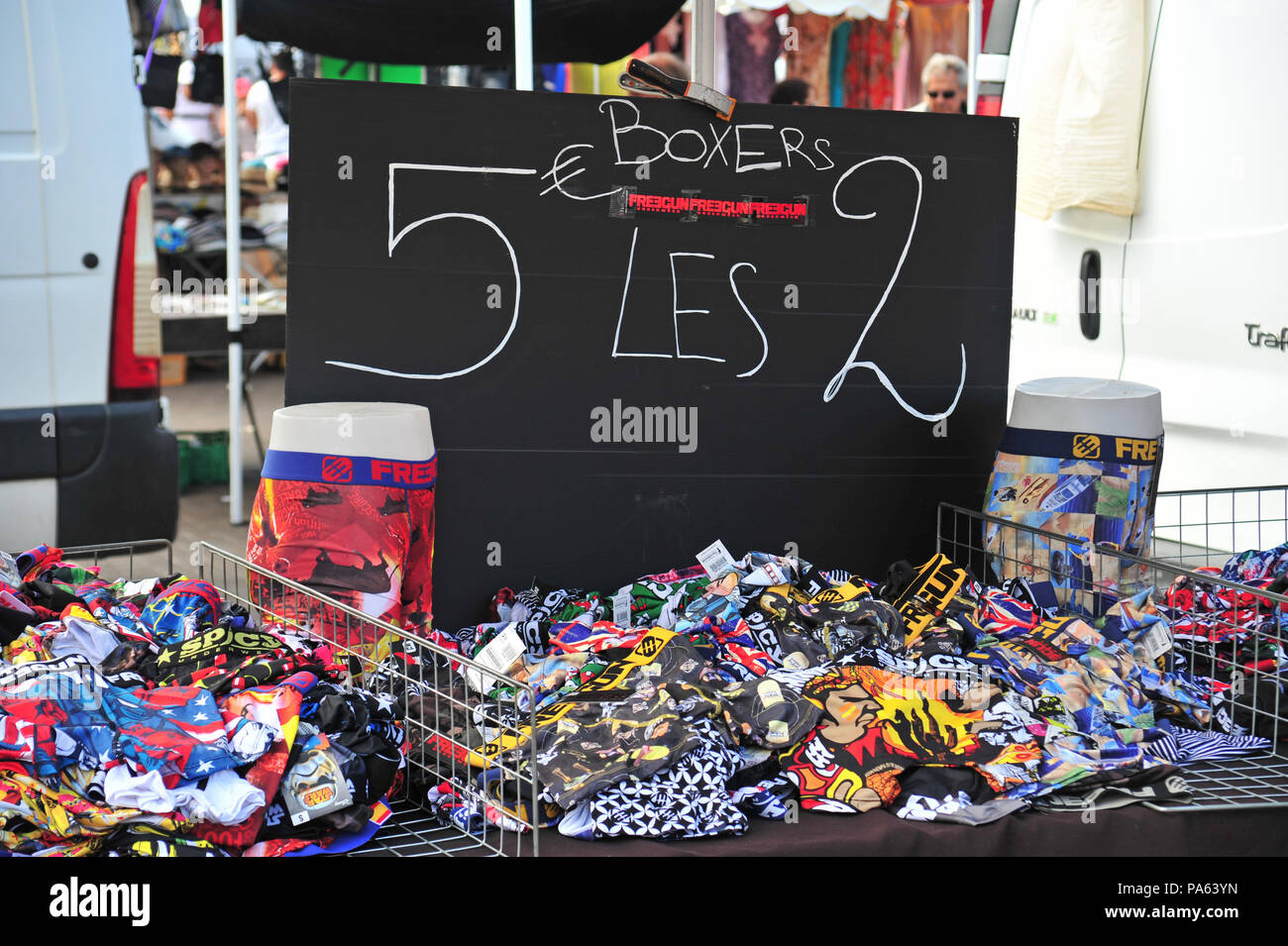 Boxer al mercato di vestiti in Beziers, Francia. 5 per 2 Foto Stock