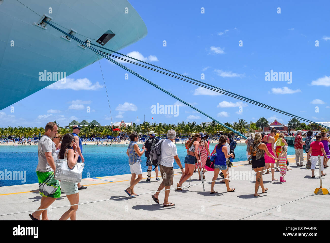 Grand Turk, Isole Turks e Caicos - 03 Aprile 2014: i passeggeri fanno il loro modo dalla loro nave da crociera sull'isola in arrivo a Grand Turk in Foto Stock