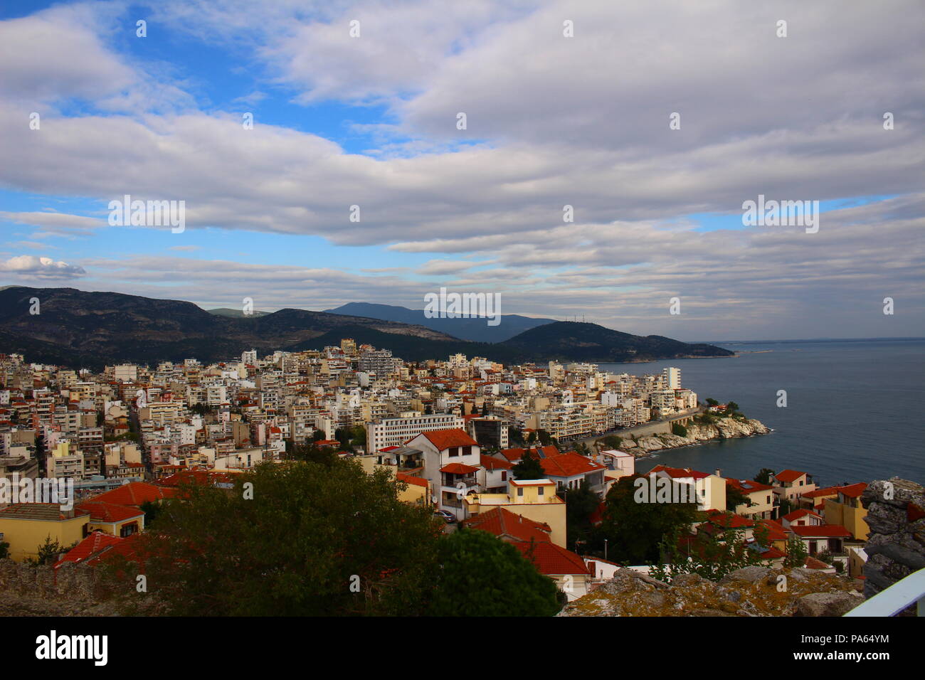 Un alto visualizza immagine della città di Kavala, Meditarranean mare e monti Foto Stock
