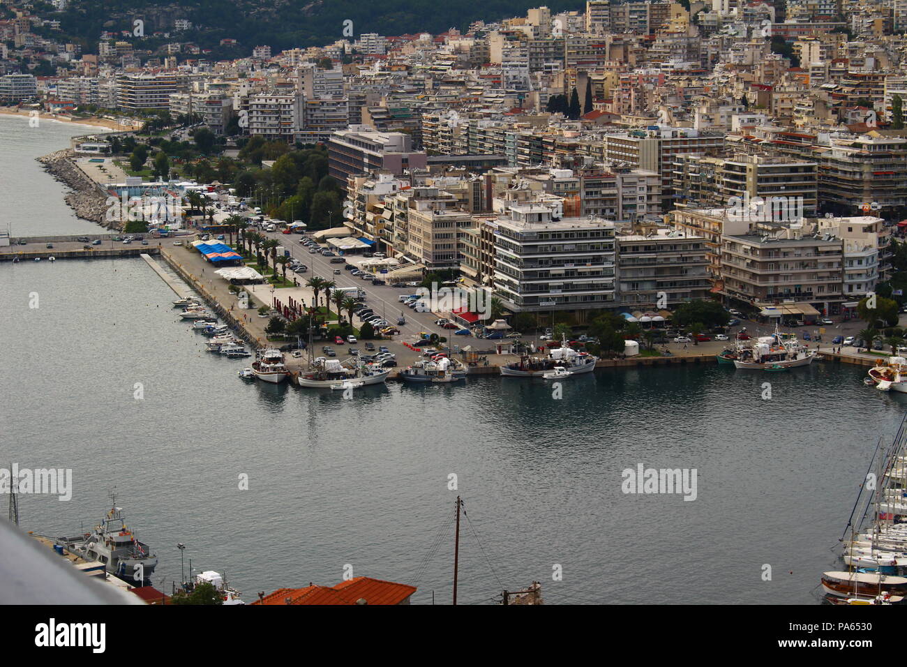Un alto Visualizza immagine del porto di Kavala, Grecia e parte del paesaggio urbano Foto Stock