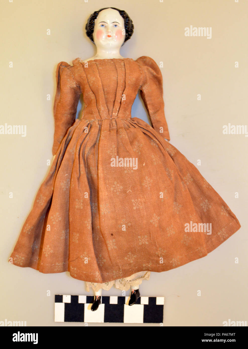 306 Cina Doll con funzioni di dipinti e un abito marrone Foto Stock