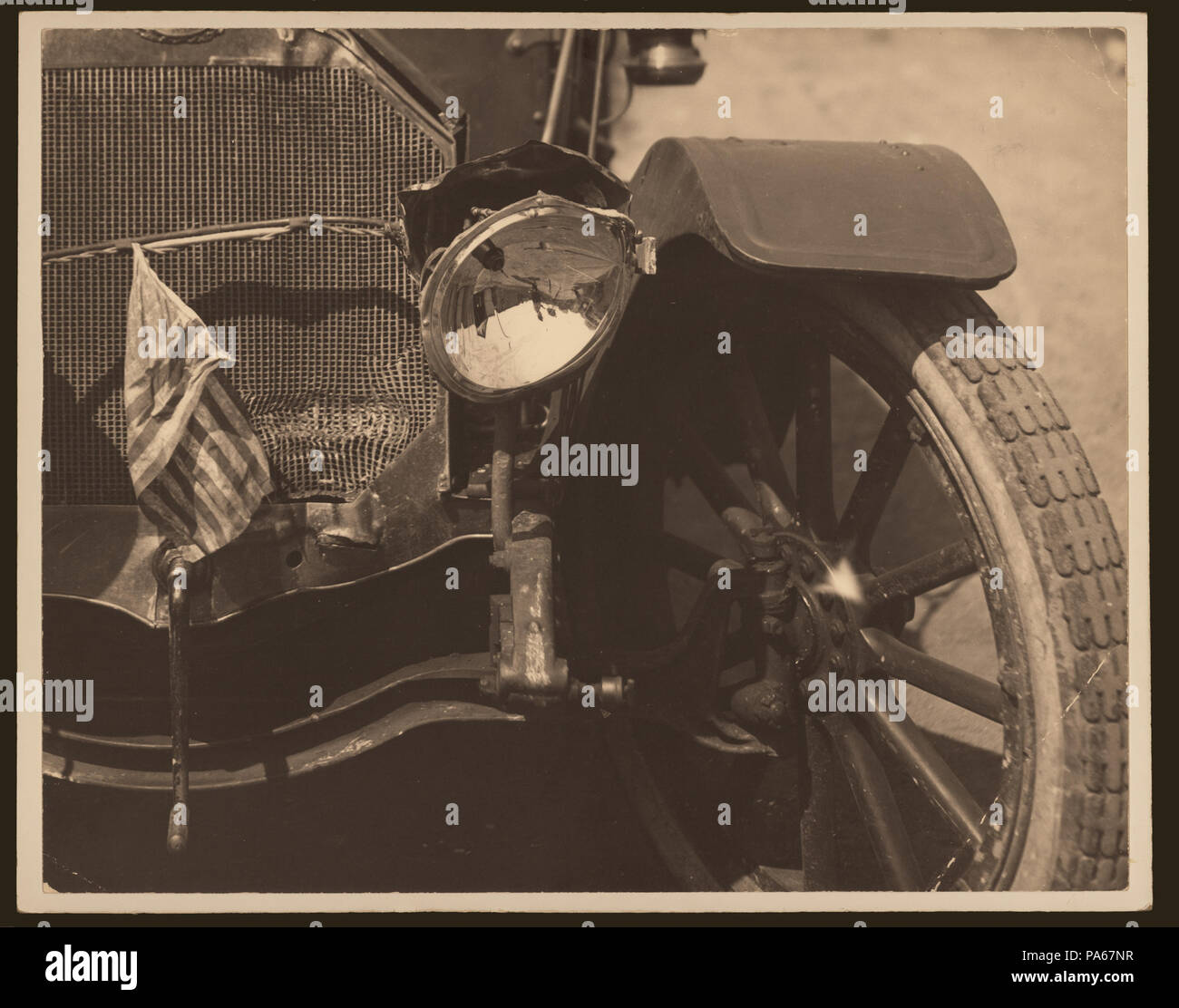 325 Close-up del faro anteriore danneggiato e grill per automobile Foto Stock