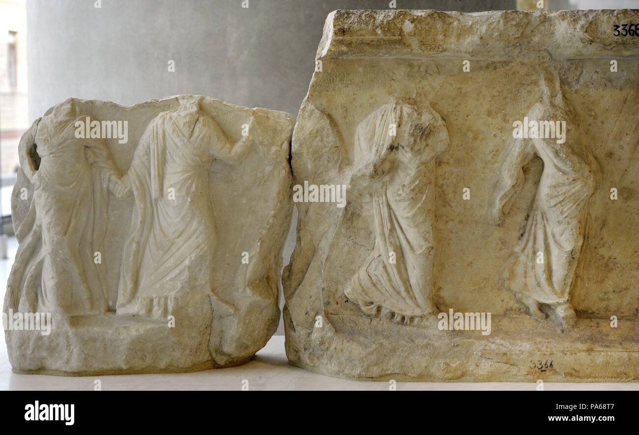 Revetement dalla base di una dedizione. Il revetement raffigura undici donne che danzano e tenendo le mani. Dettaglio. Inizi del IV secolo A.C. Museo dell'Acropoli. Atene. La Grecia. Foto Stock