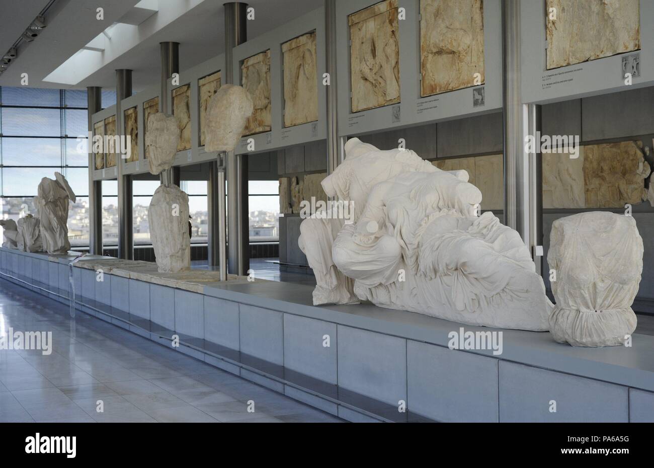 Frontone orientale del Partenone. Nascita di Athena. V secolo A.C. Replica. Museo dell'Acropoli. Atene. La Grecia. Rimane originale sono esposte al British Museum di Londra. Foto Stock