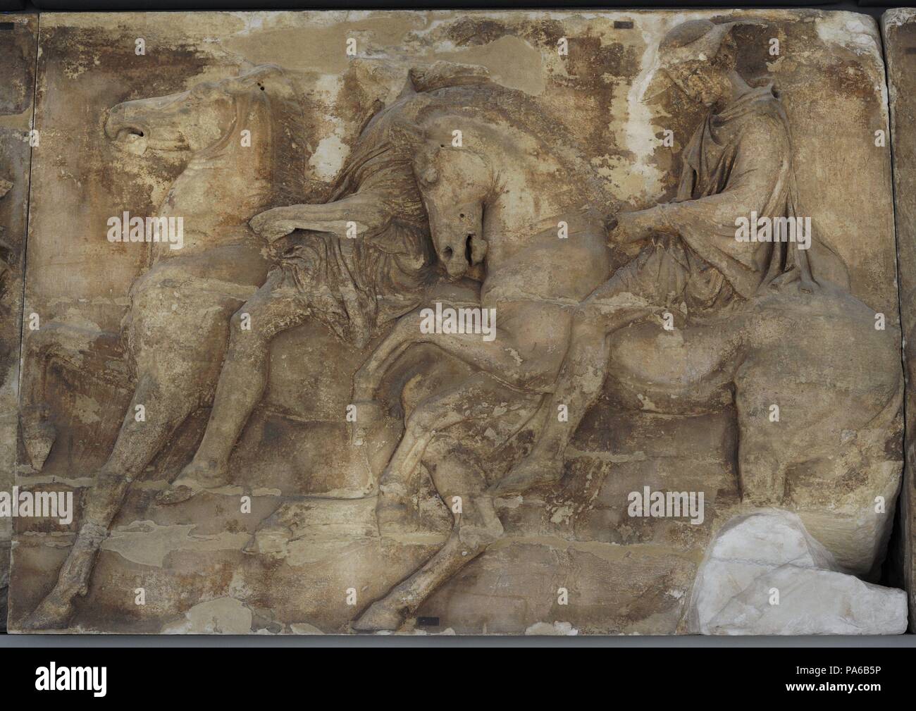 West fregio del Partenone, dall'Acropoli di Atene. La Grecia. Blocco W IX, figure 16-17. Un cavaliere è raffigurato su un cavallo al trotto. Un altro cavaliere con petasos Broad-Brimmed (HAT). V secolo A.C. Museo dell'Acropoli. Atene. La Grecia. Foto Stock