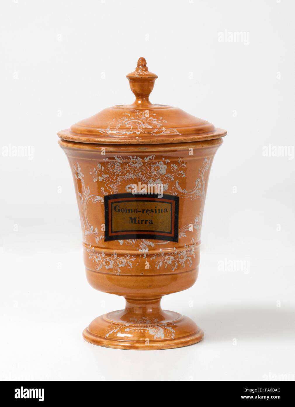 Farmacia canister, c. 1770, ceramica (Rockery serie, in terracotta terraglia, decorata con motivi di scorrimento, ghirlande di fiori e foglie, bianco, una forma a tazza con coperchio), fabbricato da Alcora (Castellón), Altezza: 24,5 cm. Museo: Museo Fundación Francisco Godia, Barcellona, Cataluña, España. Foto Stock