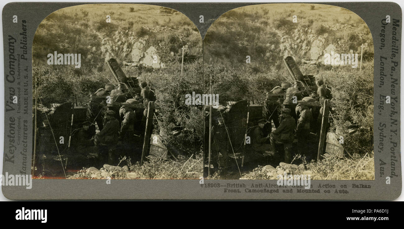 . Inglese: orizzontale, seppia stereocard mostrante una ripida collina dove uomini in uniforme azionare un anti-aerei pistola. Keystone Stereografia numero V18903. Il titolo recita: "British pistola di difesa contraerea in azione sul fronte dei Balcani, mimetizzata e montati su Auto." Titolo: 'Un mimetizzata britannico pistola di difesa contraerea in azione sul fronte dei Balcani.' . tra circa 1914 e circa 1918 1 "A mimetizzata britannico pistola di difesa contraerea in azione sul fronte dei Balcani". Foto Stock