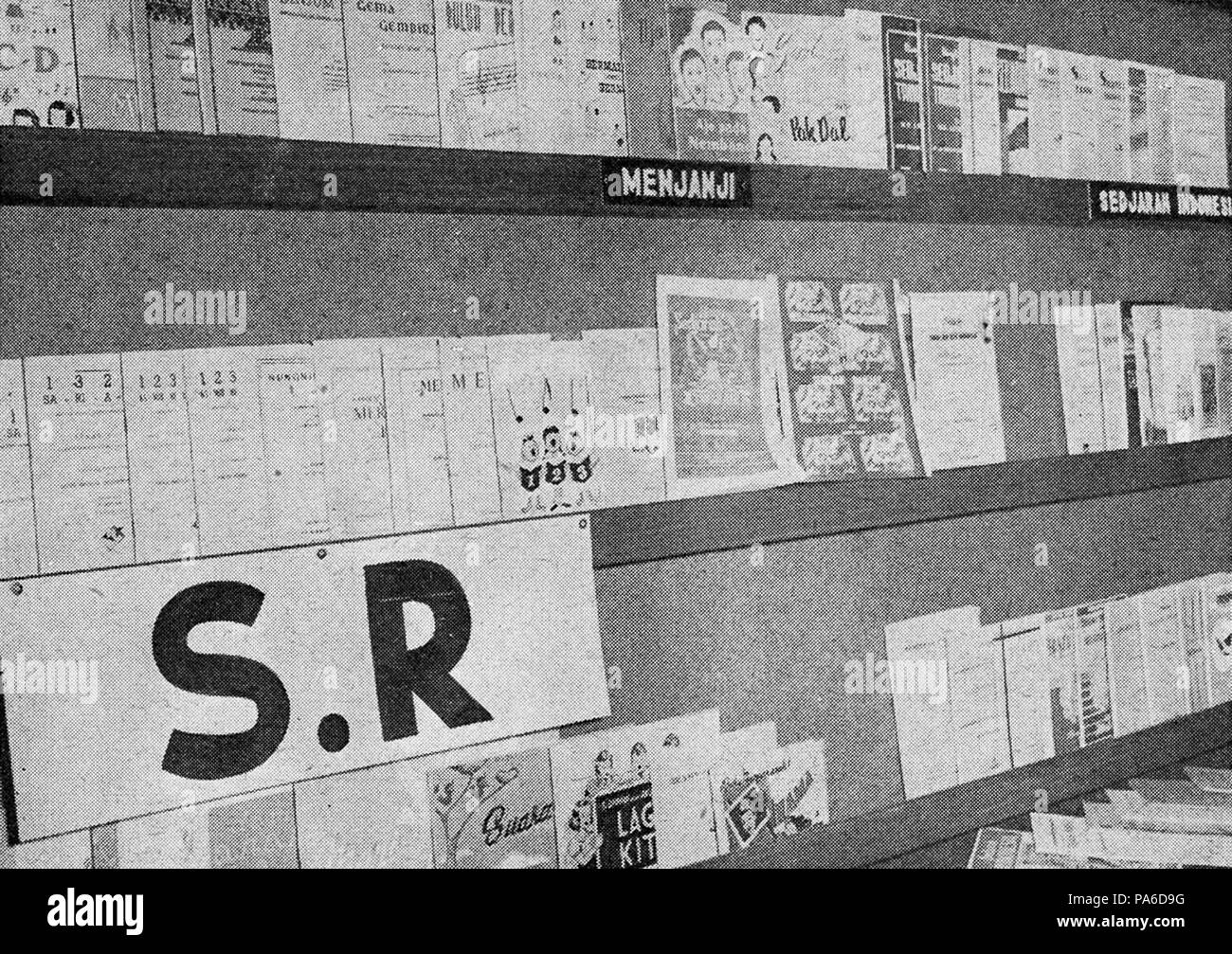 230 libri scolastici sul display, Tambahan dan Pembetulan Pekan Buku Indonesia 1954, p88 Foto Stock