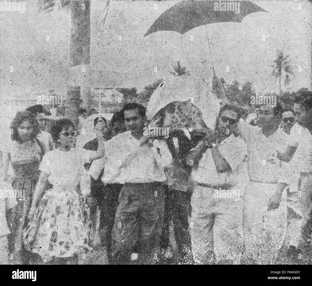 158 giace Noor i funerali, Varia 153 (22 marzo 1961), p8 Foto Stock