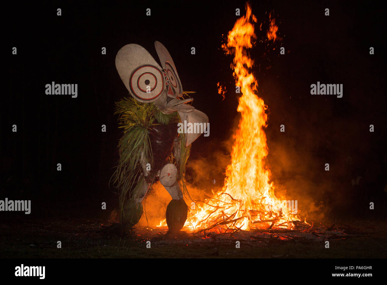 Baining Danza del Fuoco, Papua Nuova Guinea Foto Stock