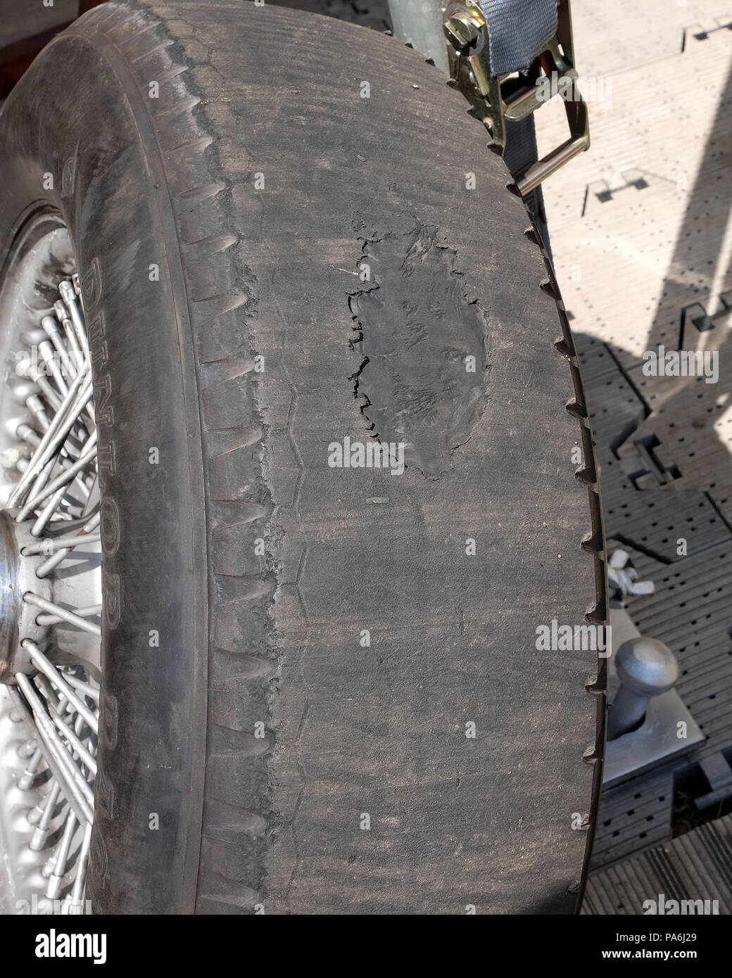 Luglio 2018 - Bald patch sul racing pneumatico di una classica gara di auto nel paddock in occasione del venticinquesimo festival di Goodwood Festival della velocità Foto Stock