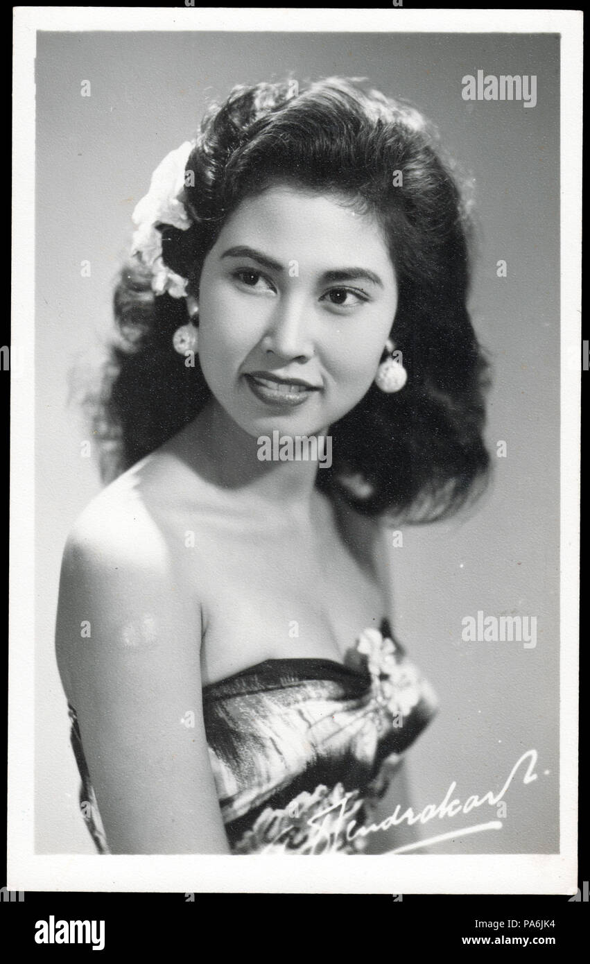 18 Cendrakasih Aminah, c. 1955, da Djakartawood Studio - prima del restauro Foto Stock