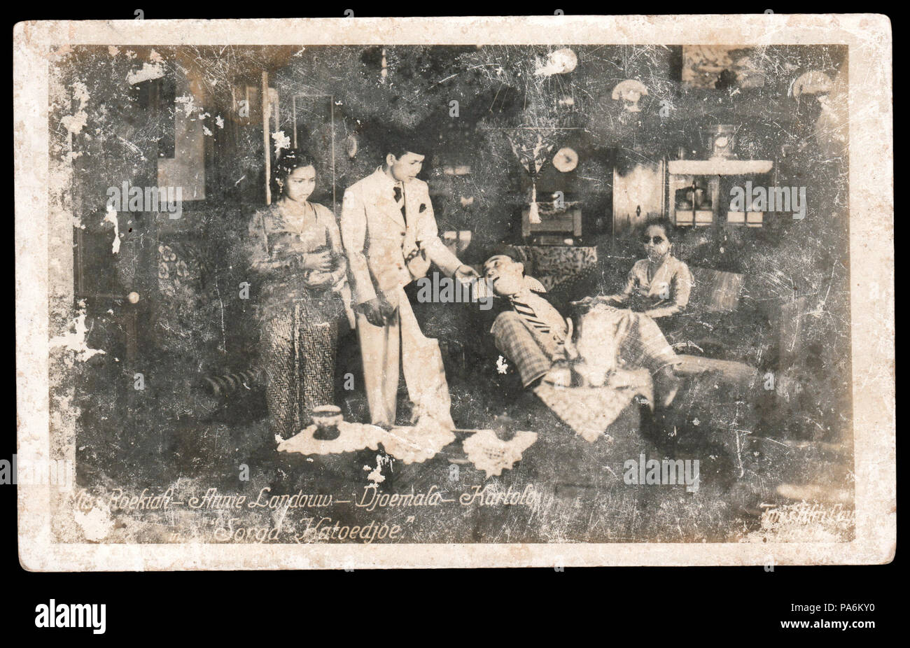 220 Roekiah, Rd Djoemala, Kartolo e Annie Landouw in Sorga Ka Toedjoe (1940), cartolina Foto Stock