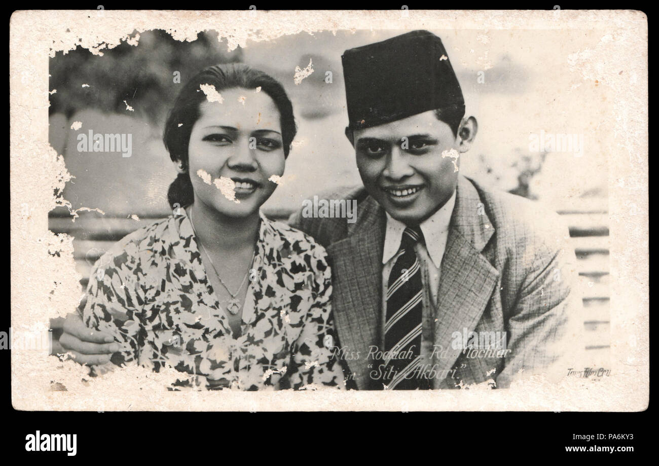220 Roekiah e Rd Mochtar in Siti Akbari (1940), cartolina Foto Stock